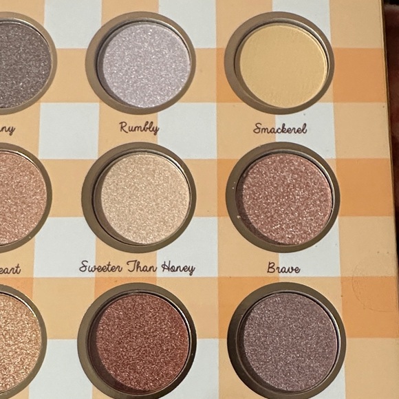 3/$60 🌸 Disney Winnie the Pooh Eyeshadow Palette - Yellow - Picture 7 of 9